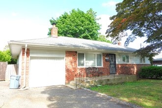 Building Photo - Updated 3 Bedroom Ranch