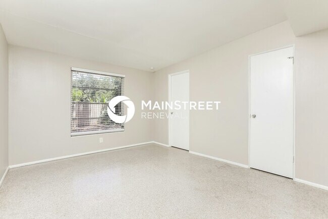 Building Photo - 4 Bedroom Pet-Friendly Home in Edgewood, FL with Main Street Renewal