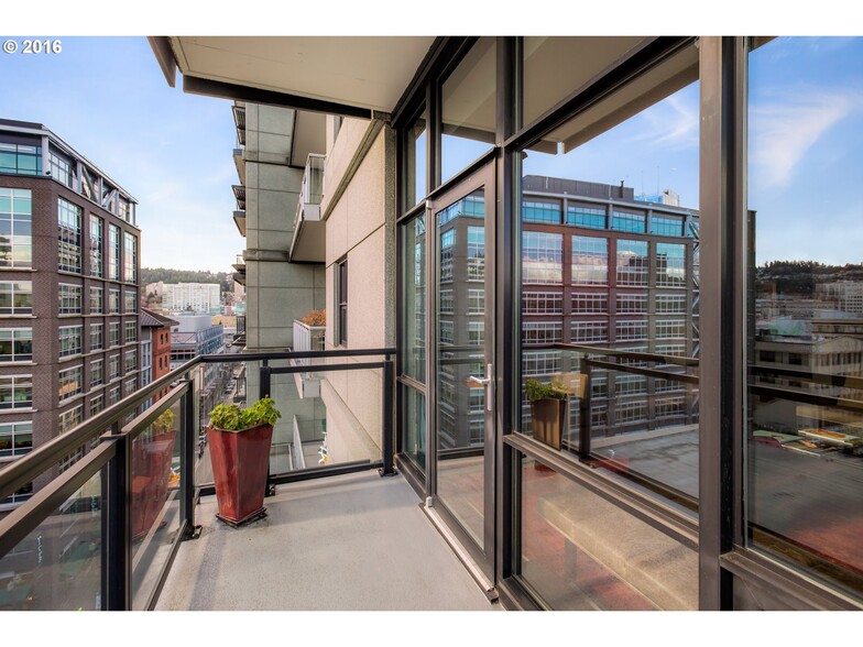 Building Photo - 1025 NW Couch St