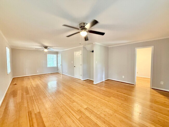 Building Photo - **OFFERING RENT PROMOTION FOR FIRST 6 MONT...
