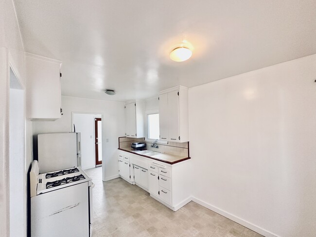 Kitchen - 215 3rd Ave