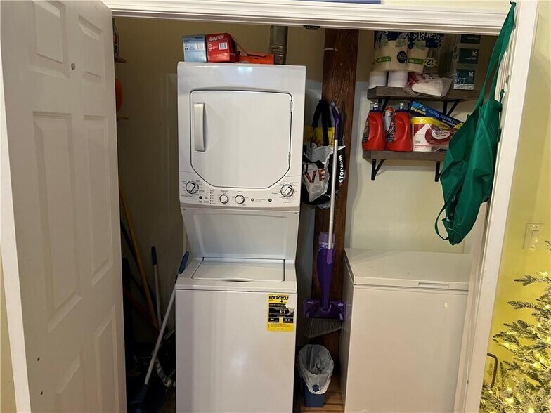 Building Photo - 1117 Douglas Ave