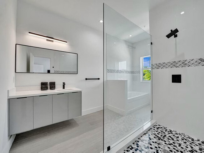 Building Photo - 1220 NE 15th Ave