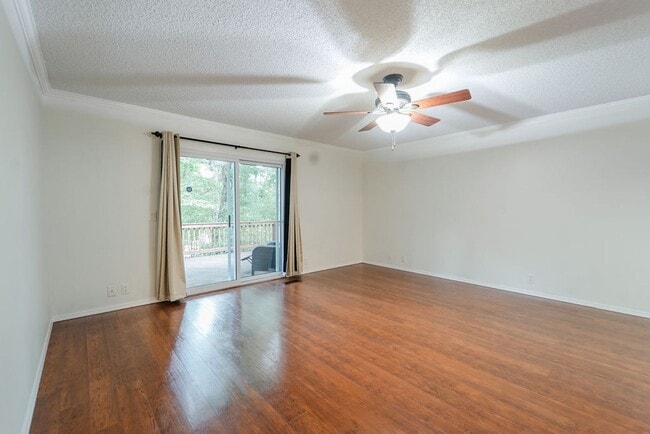 Building Photo - Come and enjoy your stay at this clean and...