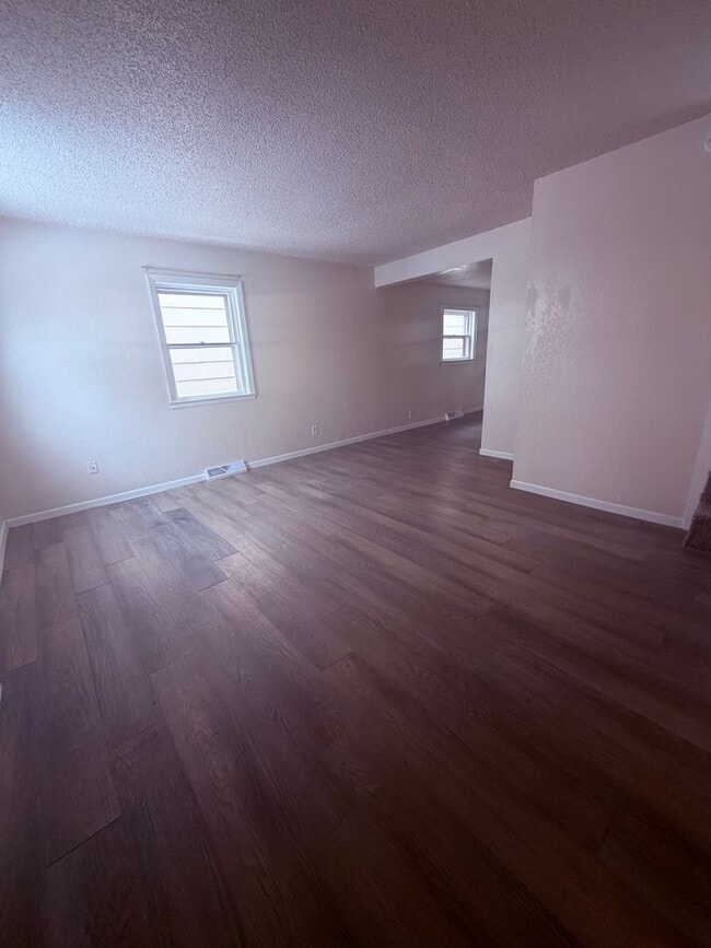 Building Photo - House for rent!