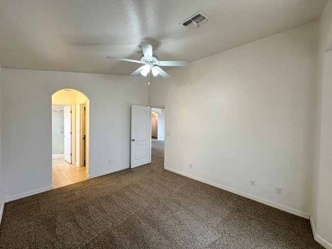 Building Photo - Great 3 Bedroom Home with Detached Garage!