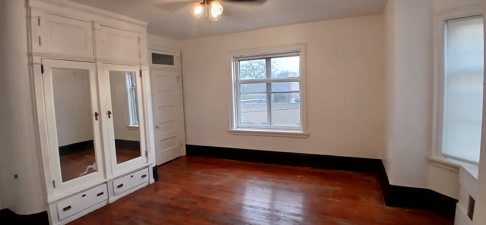 Living room - 1720 Memorial Ave