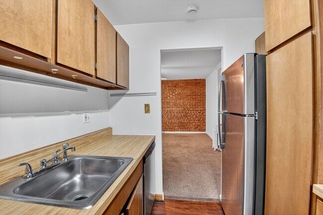 Building Photo - Available Now! 2Bd / 1.5Ba in the Heart of Adams Morgan!