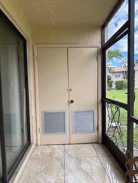 Building Photo - 6748 Palmetto Cir S