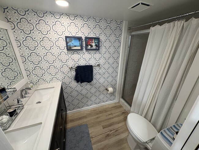 Building Photo - 512 W Venice Ave