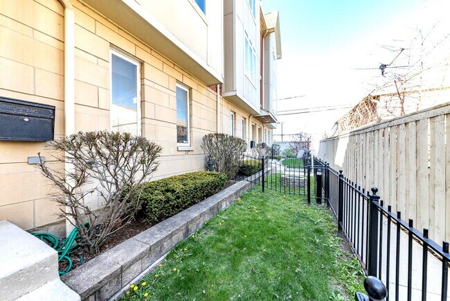 Building Photo - 2331 N Lister Ave