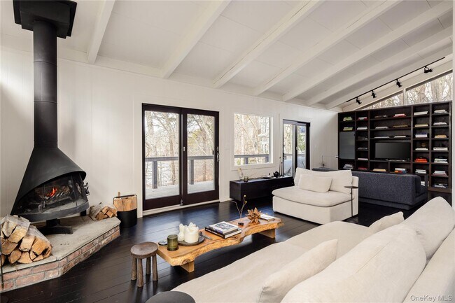 Building Photo - 15 Lake View Ct