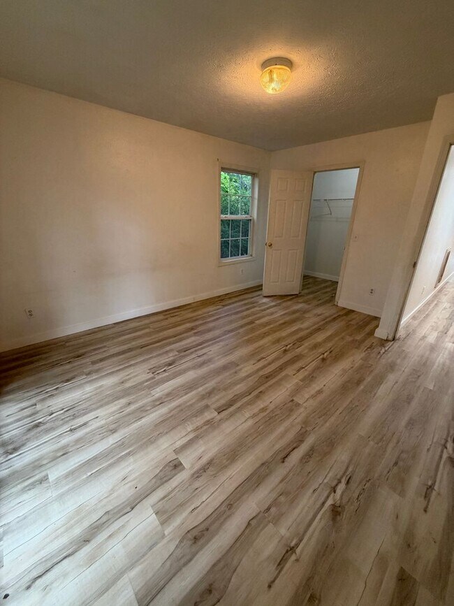 Building Photo - 3 Bedroom | 2 Bathroom | 1,100 square feet | Merriam Woods MO!
