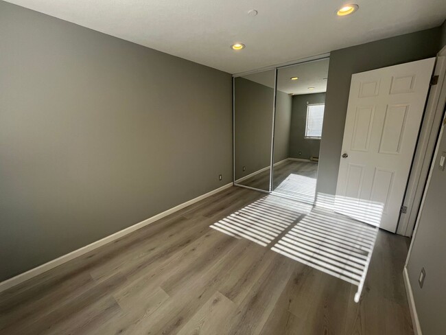 Building Photo - Super Clean 2 bedroom condo in desired loc...