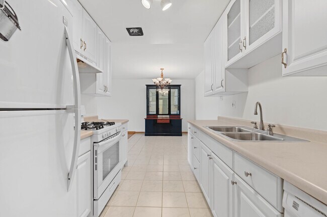 Building Photo - 8970 N Parkside Ave
