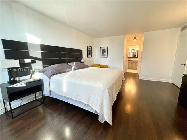 Building Photo - 10101 E Bay Harbor Dr