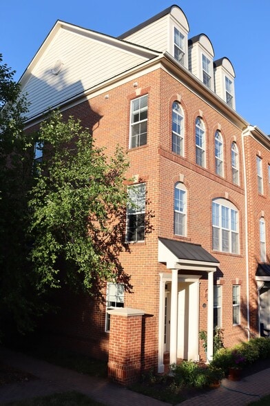 Sunny end-unit townhouse in downtown Herndon with floor-to-ceiling windows on three sides - 222 Herndon Station Sq