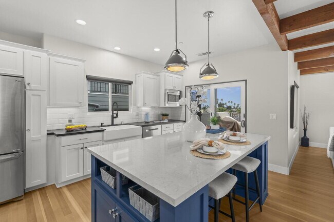 Building Photo - Stunning, Modern and Immaculate 3/BR 2.5/B...