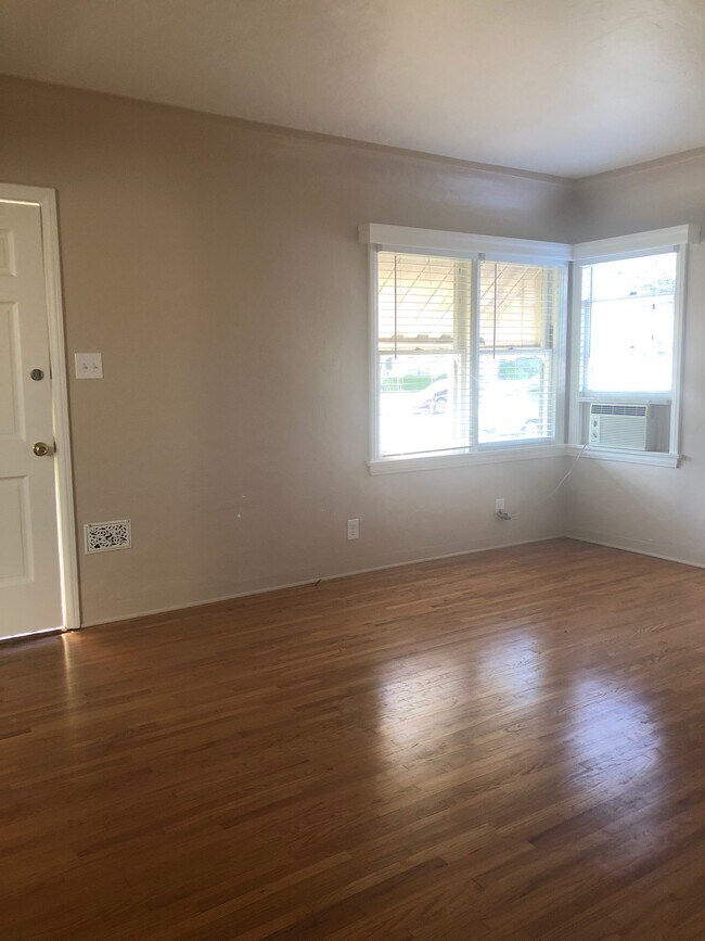 Building Photo - 316 N Bushnell Ave