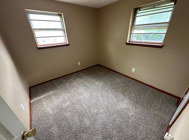 Building Photo - Stunning 4 Bedroom