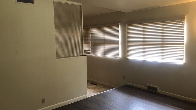 Building Photo - 1313-1315-1315 NE Harvey Rd