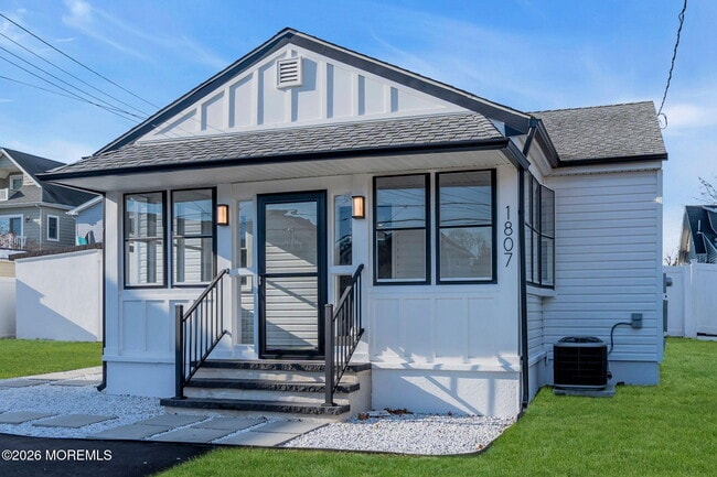 Building Photo - 1807 Laurel Terrace