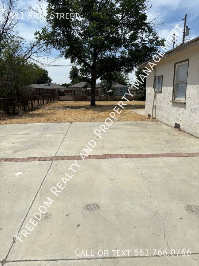 Building Photo - 411 Rios St