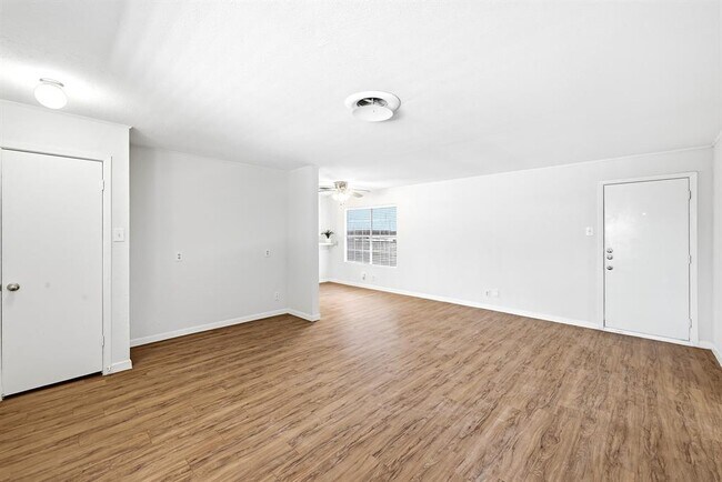 Building Photo - 8204 Exmoor Dr