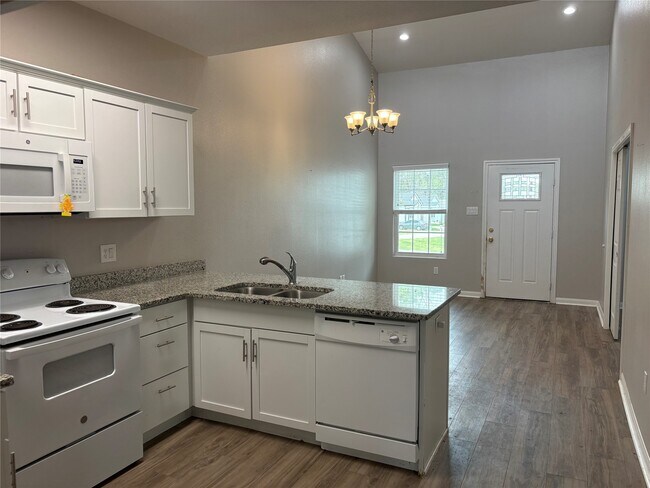 Building Photo - 16839 Balmoral St