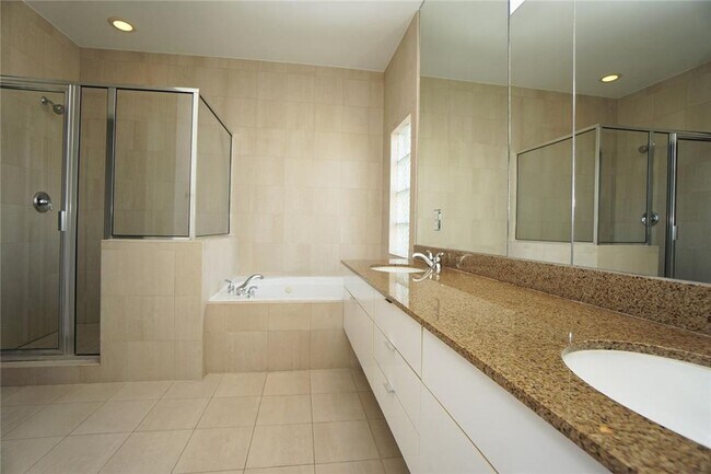 Building Photo - Stunning Townhouse In A Great Location Nea...