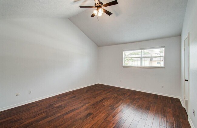 Building Photo - 926 Memorial Village Dr