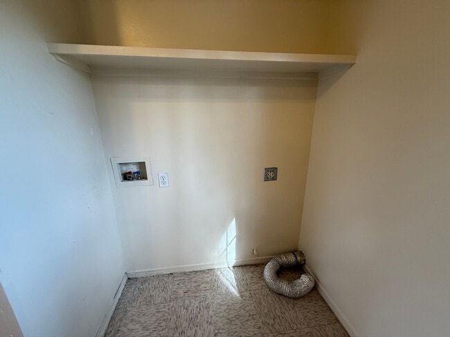 Building Photo - 2 bedroom Duplex in Catoosa, Small Pets welcome