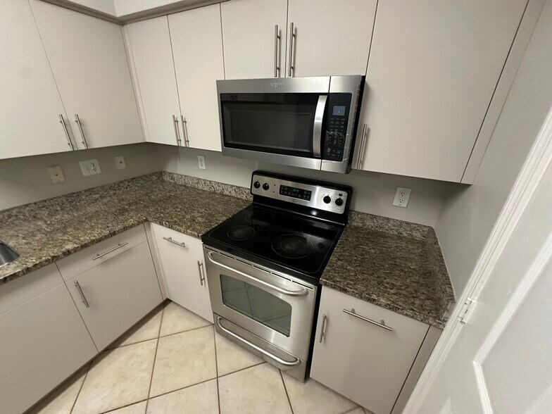 Building Photo - 6530 Emerald Dunes Dr