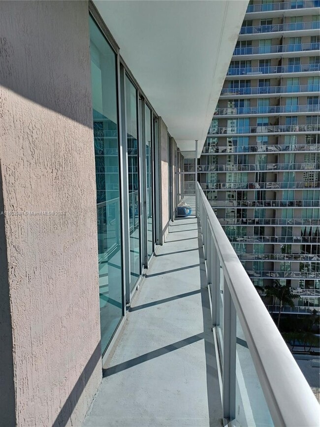 Building Photo - 1111 SW 1st Ave