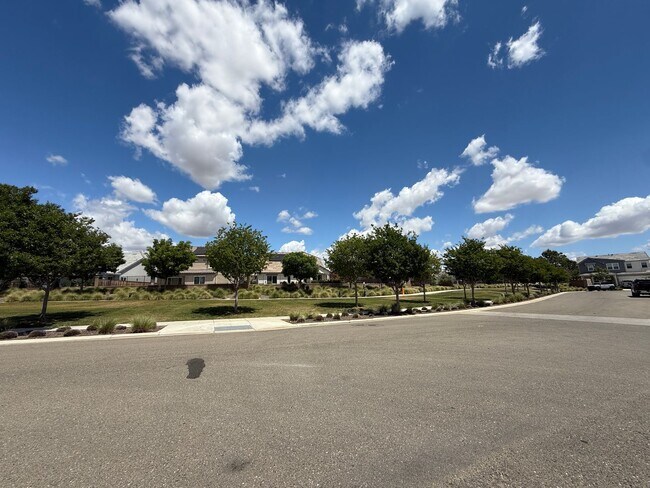 Building Photo - 3 bedroom, 2 bathroom home located in the vibrant community of Madera, CA