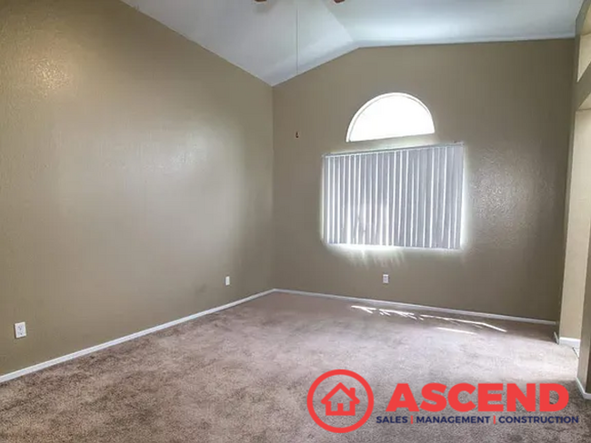 Building Photo - Lovely 3 Bedroom Home Off McCutchen and Ol...