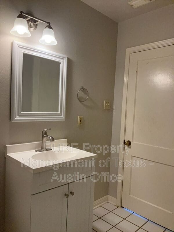 Building Photo - 1720 Justin Ln