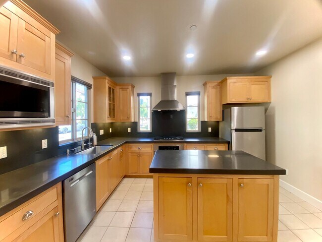 Building Photo - Modern Fremont Home with Expansive Loft for Rent!