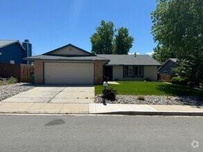 Building Photo - 3 Bedroom 2 bath with beautiful landscapin...
