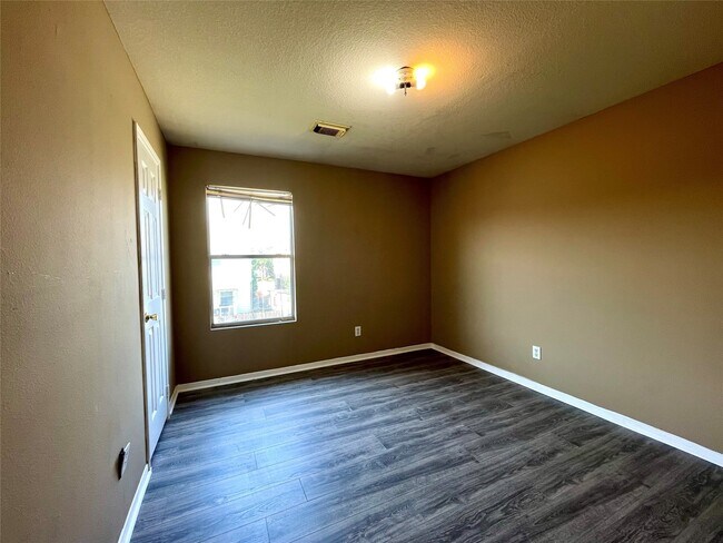 Building Photo - 7303 Foxshadows Ln