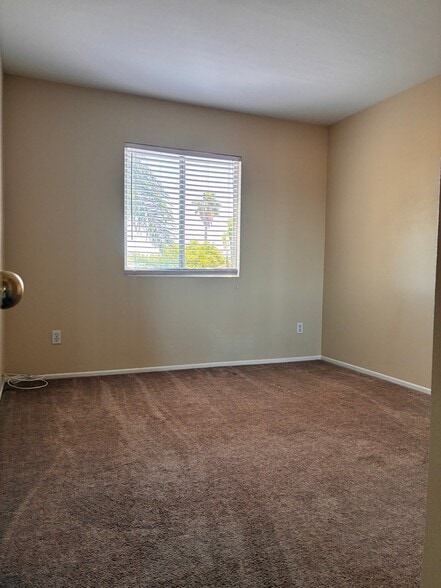Building Photo - 42135 Chestnut Dr