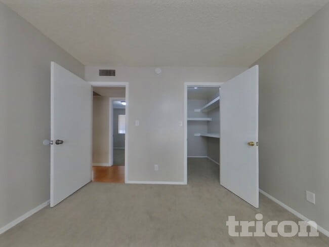 Building Photo - 1824 W Cheyenne Dr