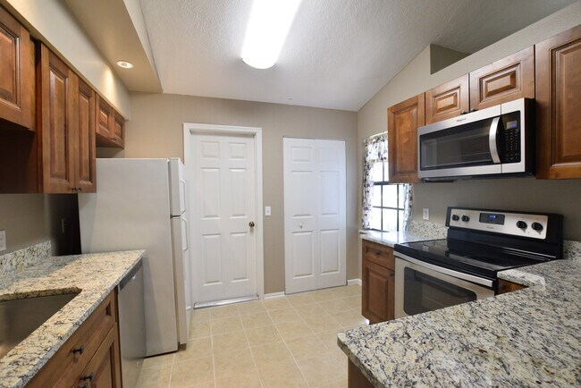 Building Photo - 870 Farrington Dr