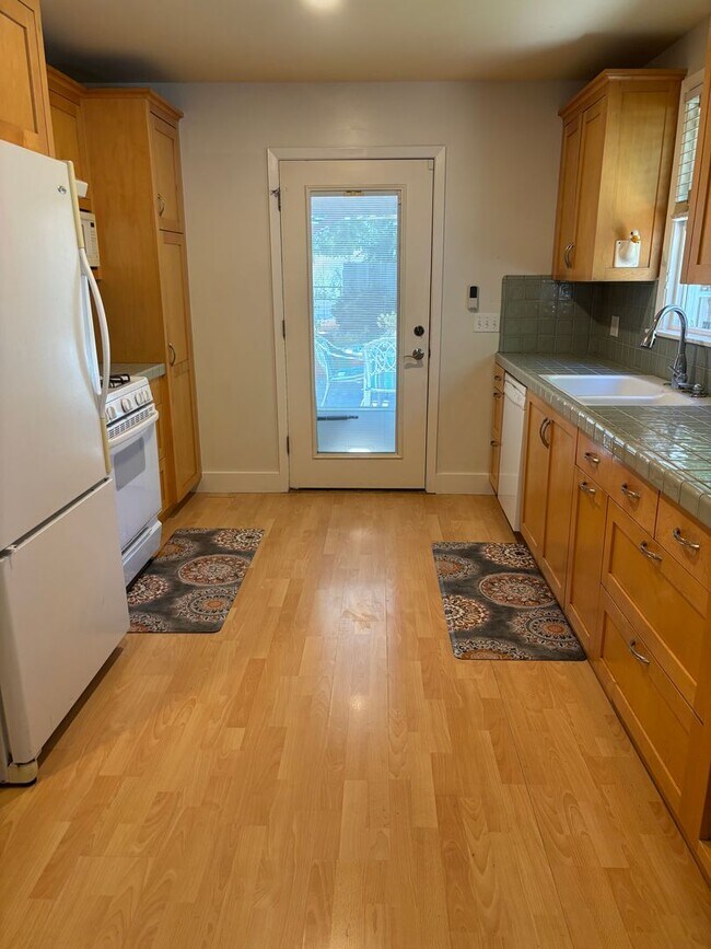 Building Photo - MOVE IN SPECIAL!!!! Charming 3 bedroom 2 bath home Sebastopol!!