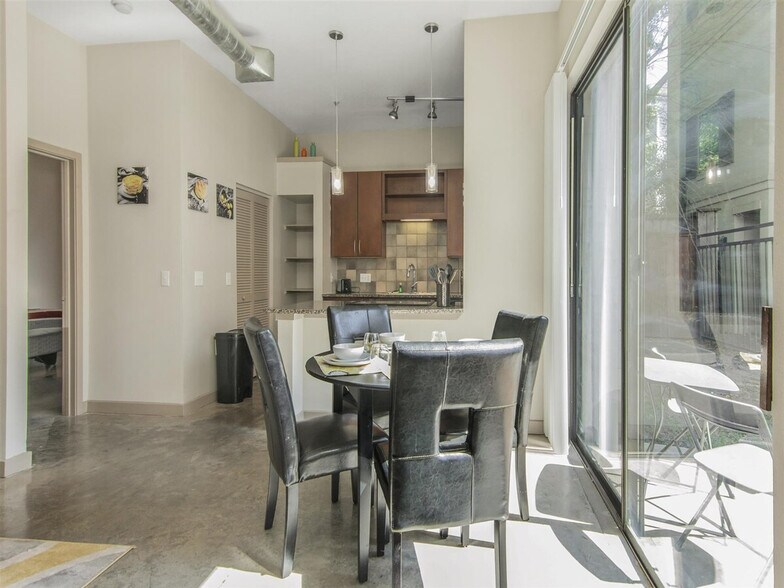 Building Photo - 2344 Camden Dr