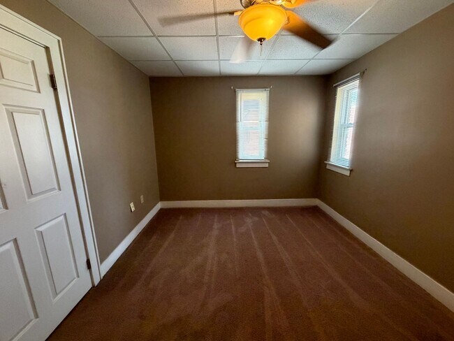 Building Photo - North of Downtown Akron: Updated 1BR with Tall Ceilings & Natural Light