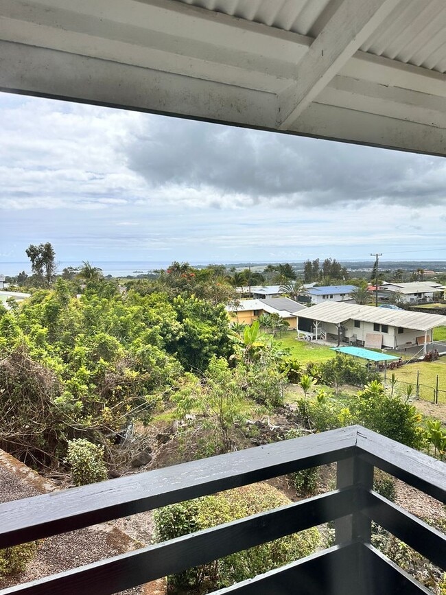 Building Photo - Kaumana Terrace Home