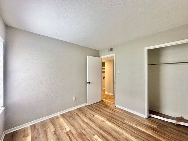 Building Photo - Available Now: Affordable Downtown Living!