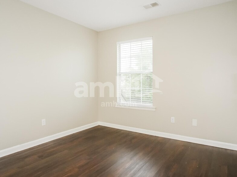 Building Photo - 7748 Parkmont Dr
