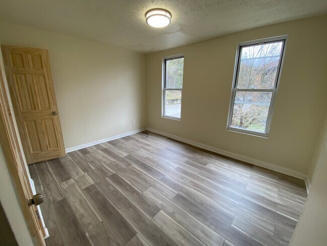 Building Photo - 620 W 7th Ave